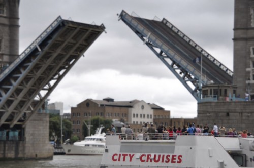London - tourists watching the tower brudge going up